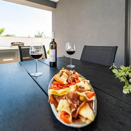 4 Bedroom Lovely In