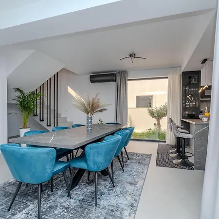 4 Bedroom Lovely In Holiday home