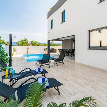 4 Bedroom Lovely In Holiday home Zadar